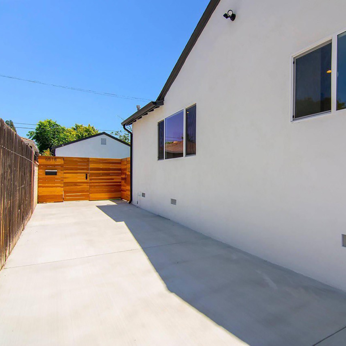 Driveway Installation in Los Angeles outdoor project example